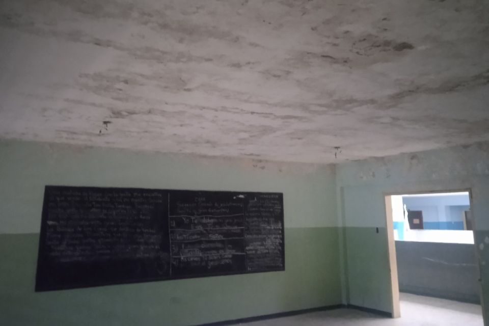 Representatives of the Los Curos School in Mérida ask to repair leaks