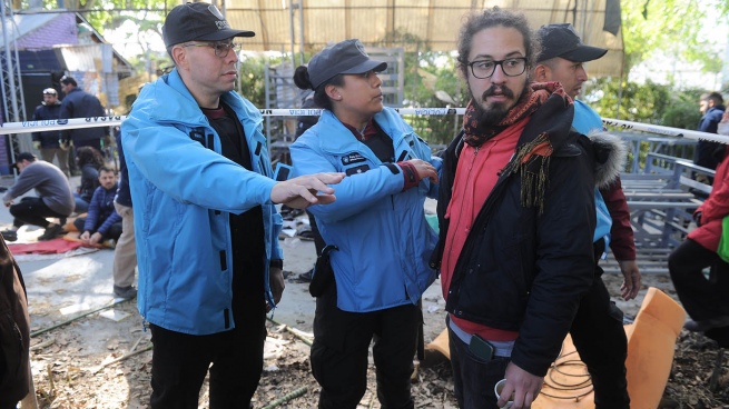 Residents of Ortúzar resist the demolition of a community center