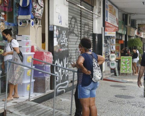 Retail trade drops 0.1% in August, says IBGE