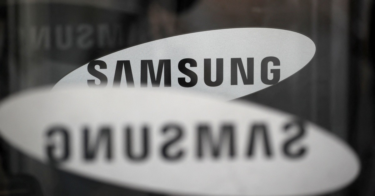 Samsung profit plummets 32% on rapidly falling demand for chips
