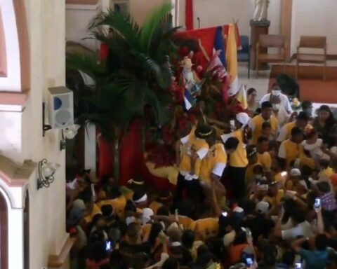 San Jerónimo remains locked in his church, but parishioners pack the temple