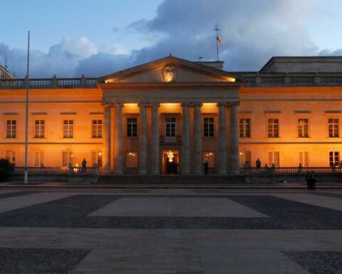 Sandwiches and televisions, among the sumptuous purchases of the Presidency