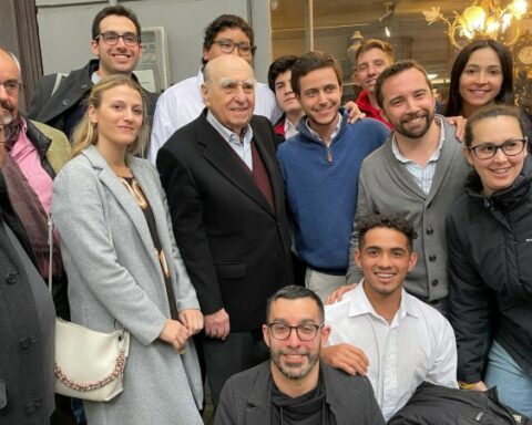 Sanguinetti bought Batlle y Ordoñez's identity card and credential for US$10,200 at auction