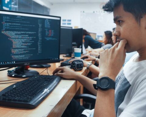 See what are the technological careers with the best salaries in the Peruvian labor market