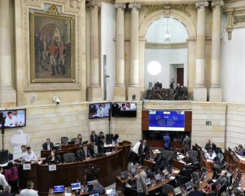 Senate Passes Petro's 'Total Peace' Policy Bill