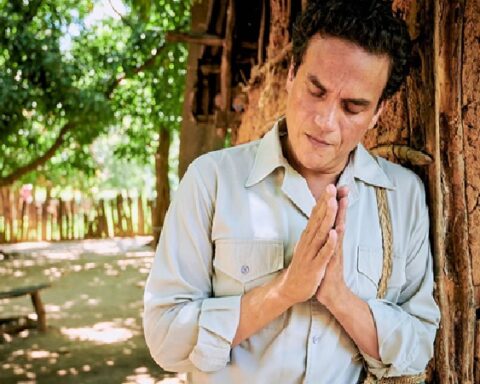 Silvestre's manager responds to rumors that the singer abandoned Leandro Díaz's bionovela