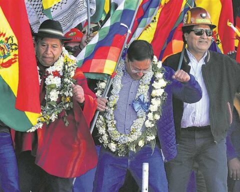 Six conflicts surround Arce;  they see that the government and Evo created instability