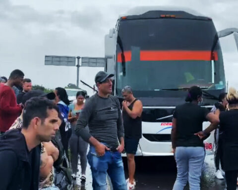 Some 50 Cubans barricade themselves in a bus in Mexico and manage to avoid their arrest