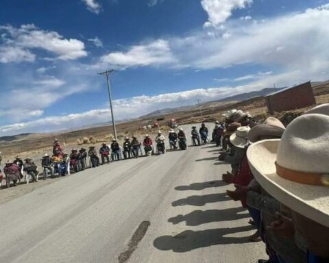 Southern Mining Corridor again blocked by community members in Cusco (PHOTOS)