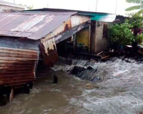 Stilt houses south of the lake in Zulia are affected after heavy rains