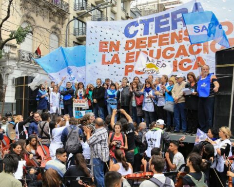 Strike of teachers from Buenos Aires in claim before the reduction of the educational budget