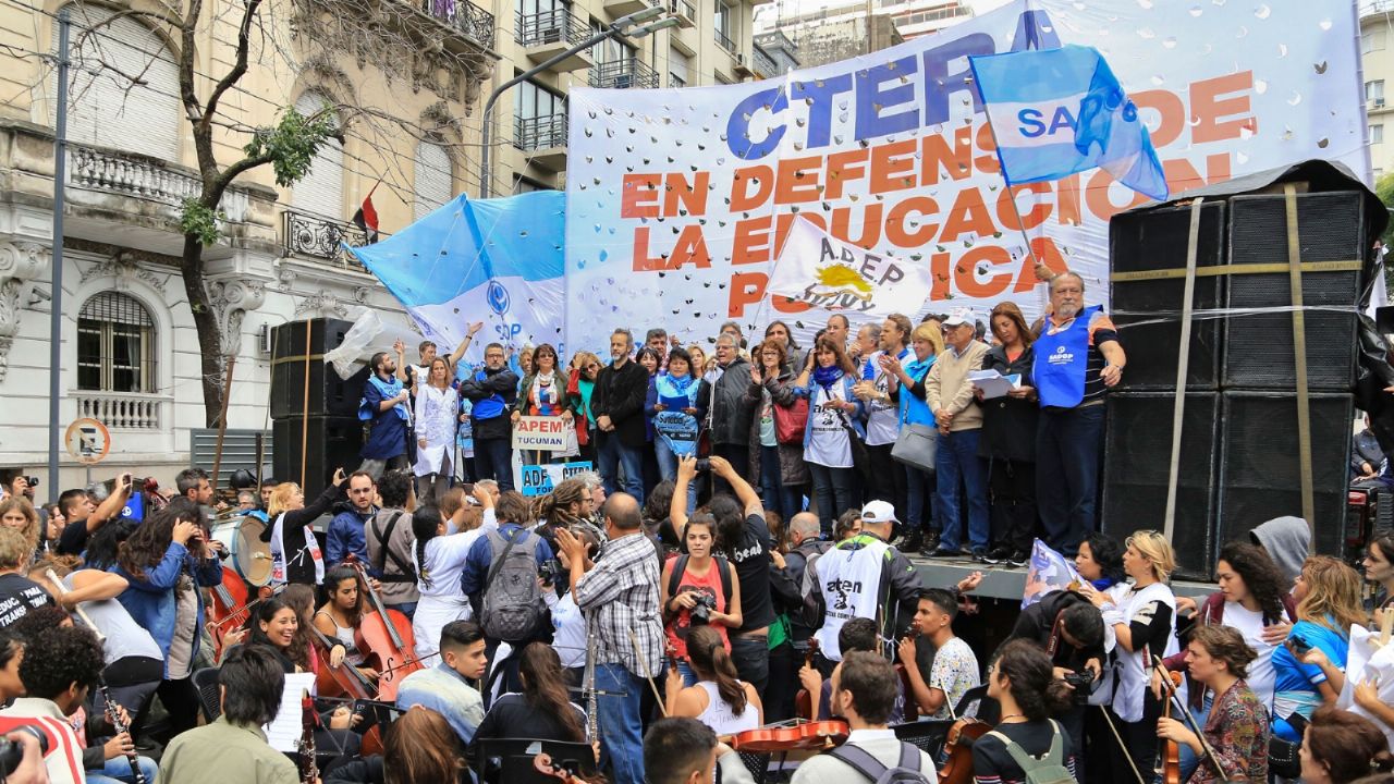 Strike of teachers from Buenos Aires in claim before the reduction of the educational budget