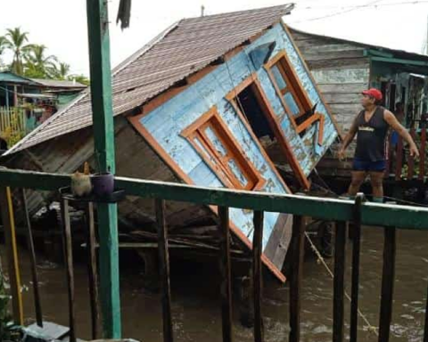 Strong waves in Lake Maracaibo destroy stilt houses and flood streets in Baralt