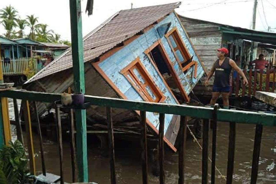 Strong waves in Lake Maracaibo destroy stilt houses and flood streets in Baralt