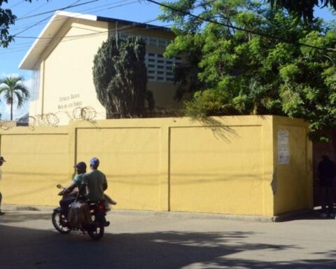 Mata de los Indios Basic School, in the San Felipe sector, Villa Mella, has been closed for three days, after the incidents of the weekend.