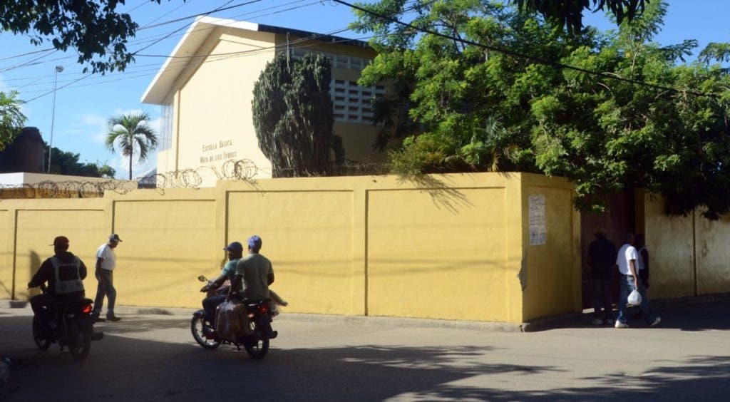 Mata de los Indios Basic School, in the San Felipe sector, Villa Mella, has been closed for three days, after the incidents of the weekend.