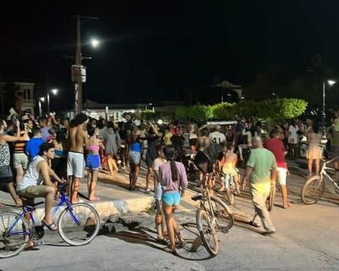 The Cuban Prosecutor's Office threatens with jail those who close public roads to protest