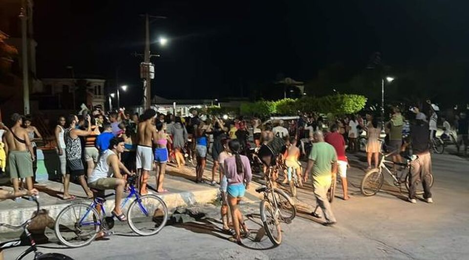 The Cuban Prosecutor's Office threatens with jail those who close public roads to protest