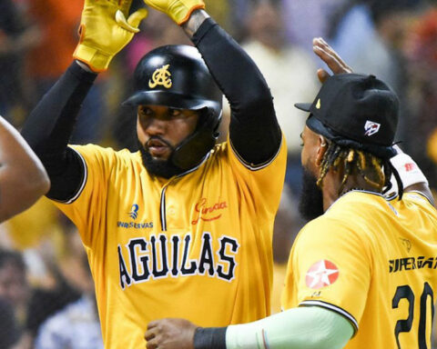 The Eagles prevail and approach the Tigers