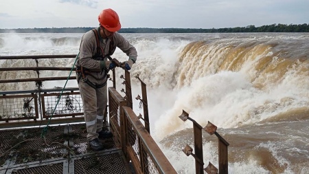 The Iguazú Falls increased their water flow 10 times due to the rains