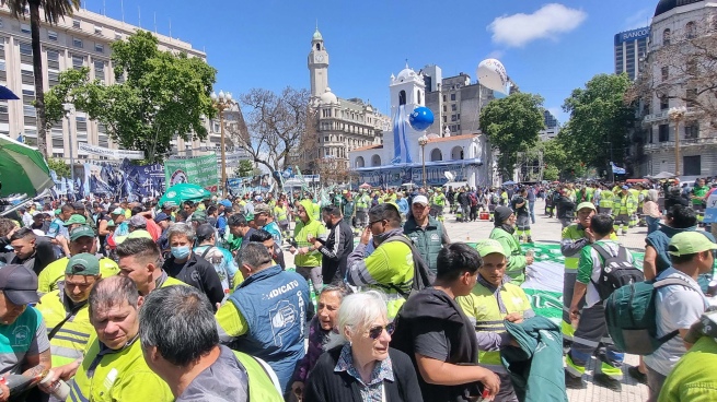 The Plaza de Mayo prepares to celebrate the Peronist Loyalty Day