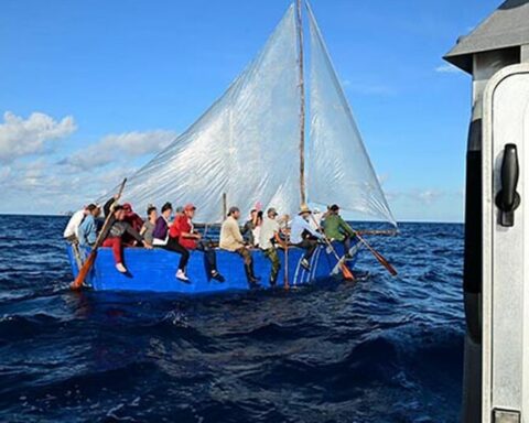 The US deports 120 rafters to Cuba and continues to search for 17 shipwrecked