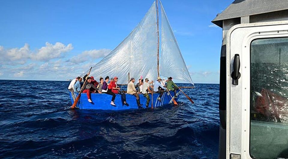 The US deports 120 rafters to Cuba and continues to search for 17 shipwrecked