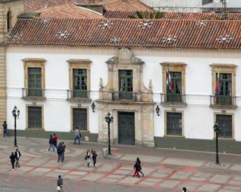 The city '10/ 10' in financial coverage of Colombia