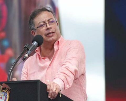 The collapse of the peso is due to the fact that they are "taking out dollars", says Petro