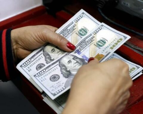 The dollar in Colombia is already trading on average above $4,950