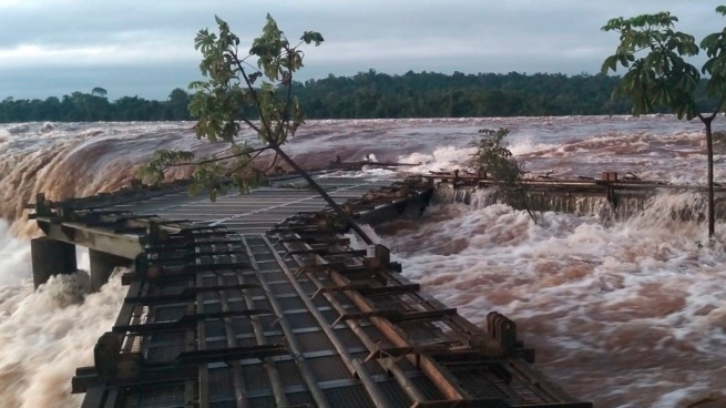 The flooding of the Iguazú and Uruguay rivers caused evacuees