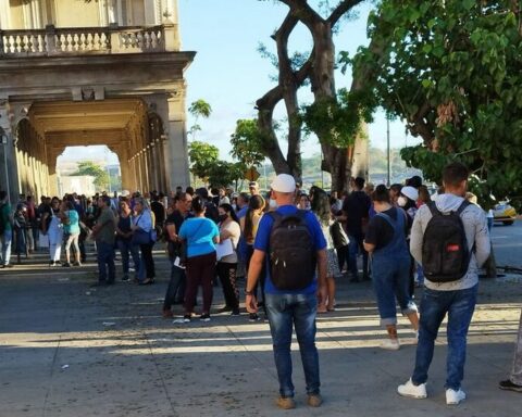 The new one "grandchildren law" attracts a crowd in front of the Spanish Embassy in Cuba