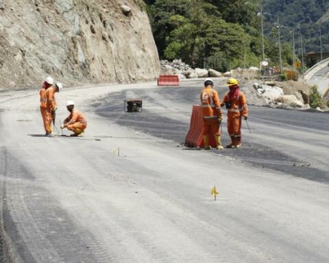 The old Vía al Llano was closed due to the rains