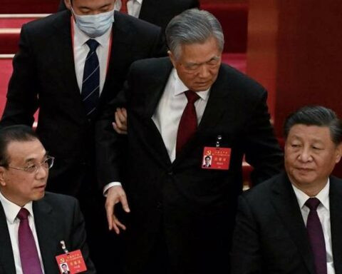 The strange moment in which former president Hu Jintao is taken out in the middle of the Chinese Communist Party Congress ceremony