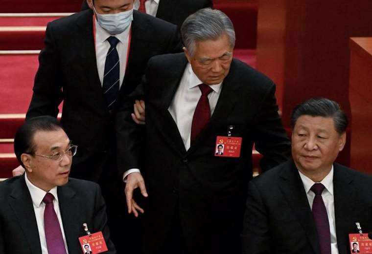 The strange moment in which former president Hu Jintao is taken out in the middle of the Chinese Communist Party Congress ceremony