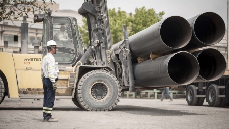 The transfer of the first pipes for the Néstor Kirchner gas pipeline began