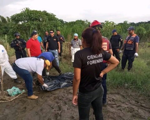 There are 8 corpses located in the Tuy River in Miranda