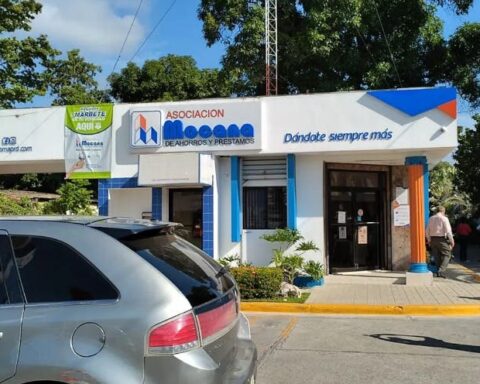 Last Friday, four men dressed in red, black and gray clothes, with caps and masks entered the branch of the Mocana Savings and Loan Association of Licey al Medio and when there was only one client left, they then committed the assault, beating several of its employees with the handles of their firearms.