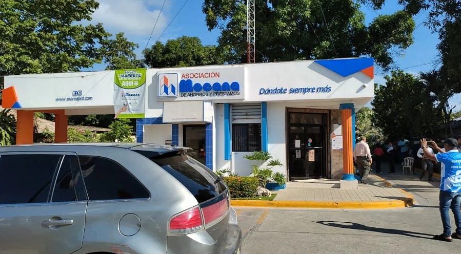 Last Friday, four men dressed in red, black and gray clothes, with caps and masks entered the branch of the Mocana Savings and Loan Association of Licey al Medio and when there was only one client left, they then committed the assault, beating several of its employees with the handles of their firearms.