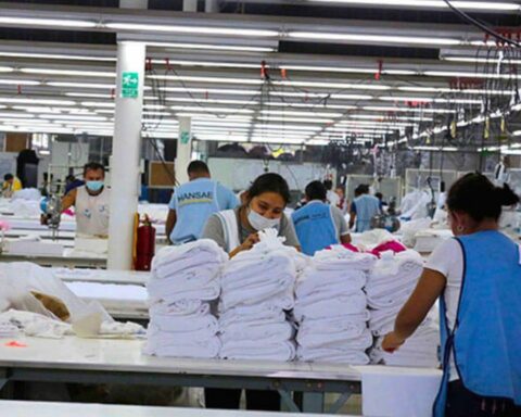 They agree to adjust the minimum wage for the free zone sector for five years