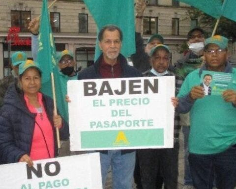 Piden gobierno baje impuestos boletos aéreos y documentos consulares