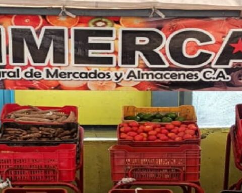 They carry out a feeding day for municipal workers in Caracas