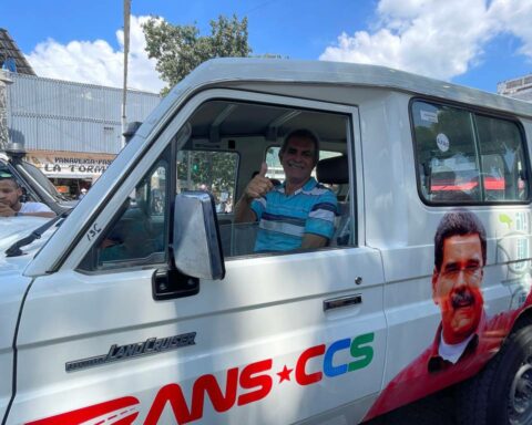 They deliver eight vehicles to strengthen the route in the Sucre parish