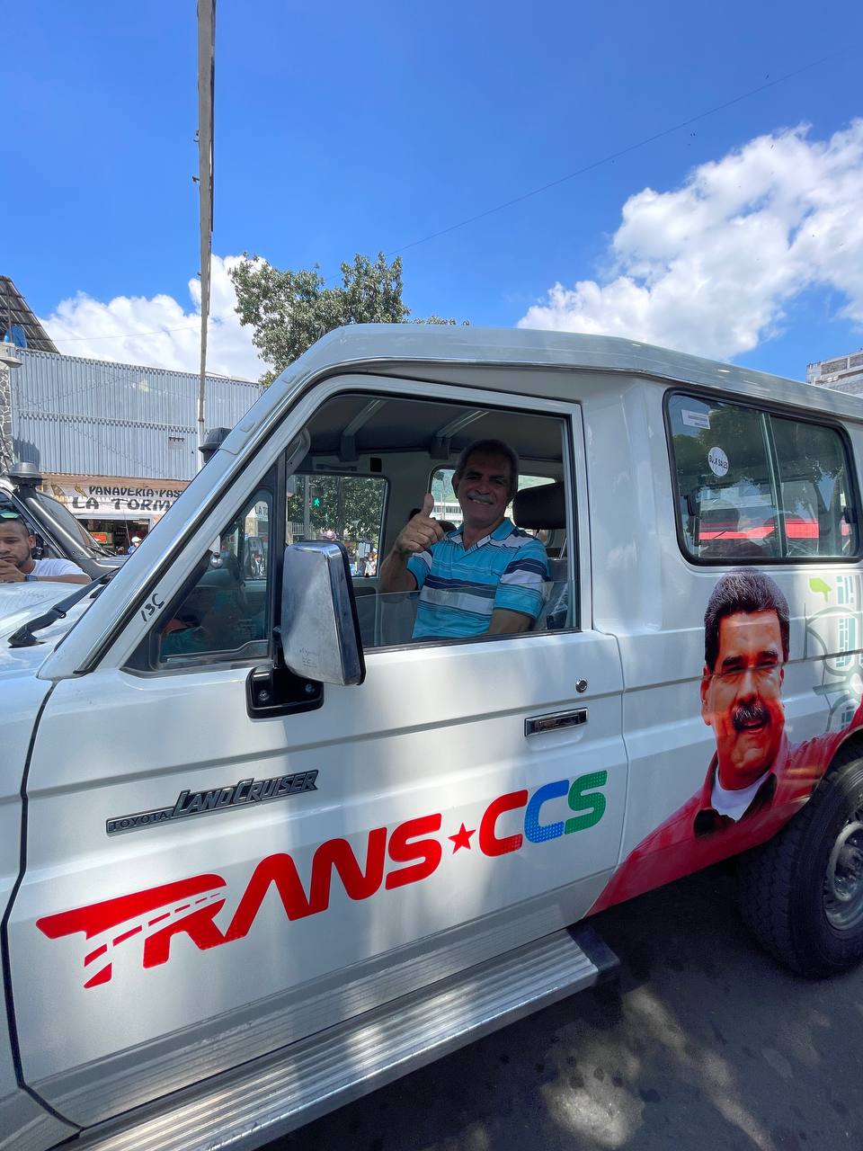 They deliver eight vehicles to strengthen the route in the Sucre parish