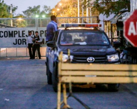 They demand information from political prisoners on hunger strike