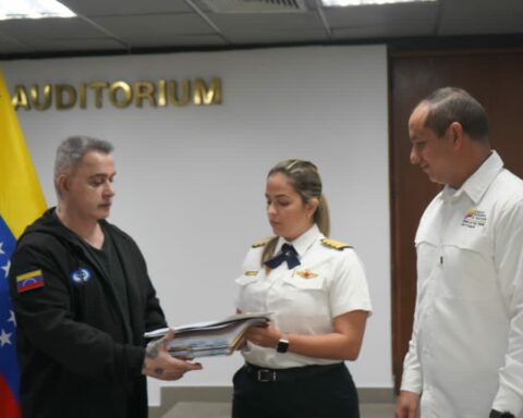 They file a complaint for defamation against Venezuelan pilots