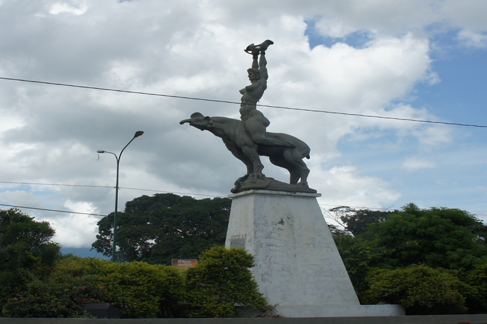 They inaugurate a square with a statue of María Lionza on the days of the candle dance in Sorte