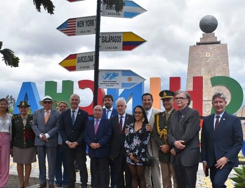 They inaugurated a milestone that marks the distance between Ecuador and the Malvinas Islands