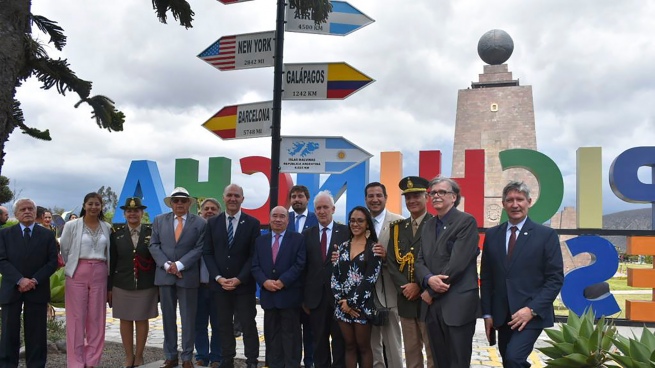 They inaugurated a milestone that marks the distance between Ecuador and the Malvinas Islands
