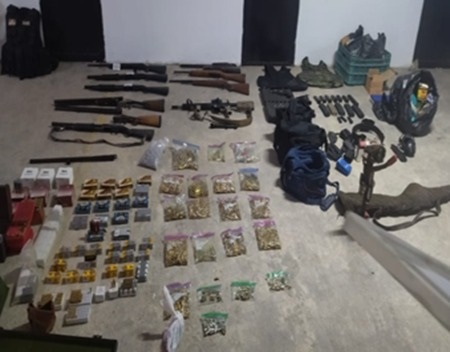 They locate 13 firearms and 6 thousand cartridges in an abandoned house